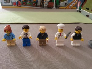 10243 Minifigures Front